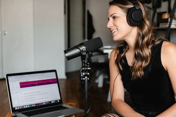 Découvrez les avantages de la voix off féminine pour la pub