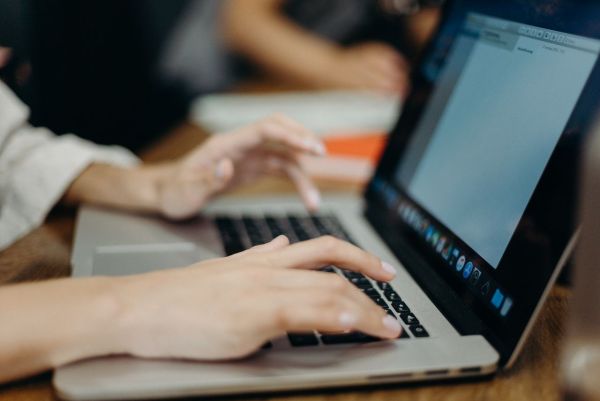 Formules de politesse : exemples incontournables pour vos lettres et mails