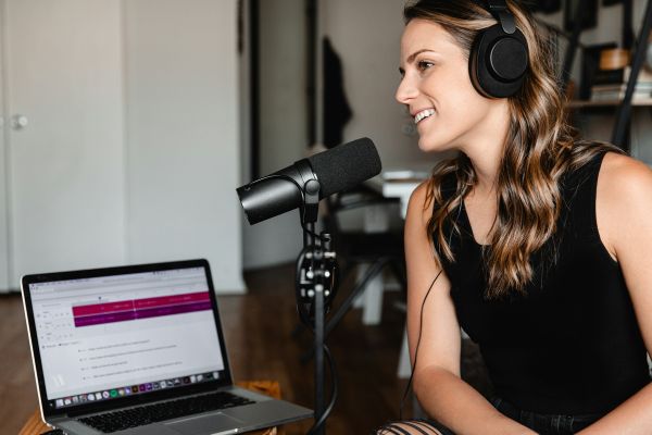 Voix off femme en ligne : un choix avantageux pour vos publicités
