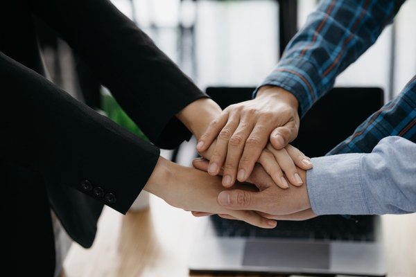 ¿Qué ejercicios ayudan a mejorar la coordinación en gimnasia rítmica?